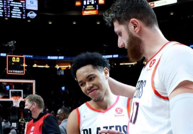 开云app-一夜蜕变！安芬尼·西蒙斯：砍生涯新高送别外公